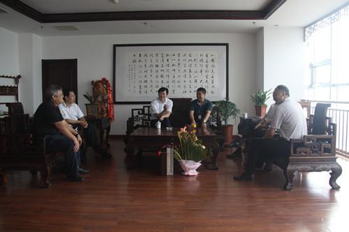 城阳区委、组织部长王泽旭慰问拔尖人才