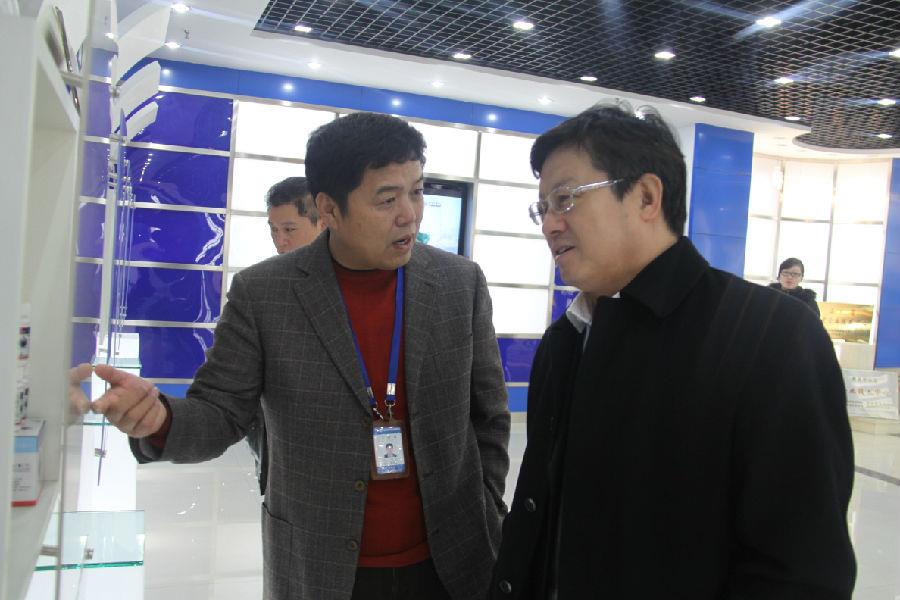 青岛市委常委、副市长王晓方到ug环球调研科研创新工作